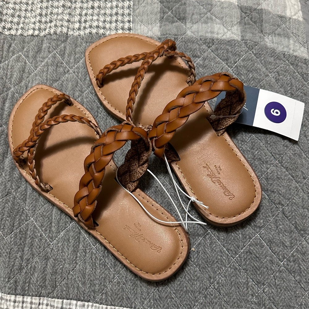 Universal Thread Sandals, NWT